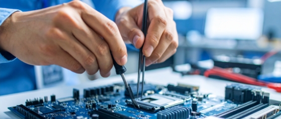 修理している様子