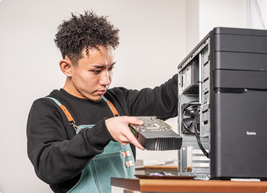 パソコンを修理する様子