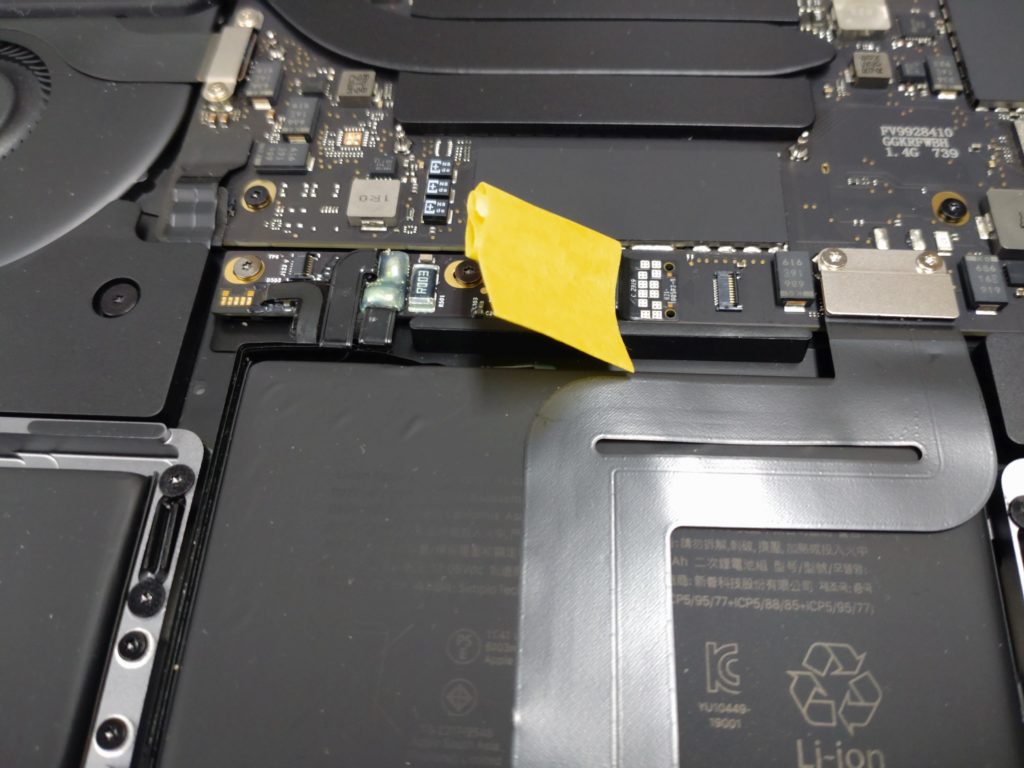 MacbookProの液晶パネル交換修理の写真