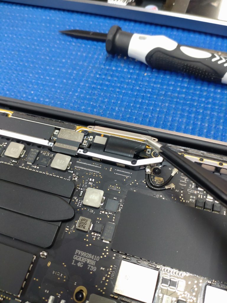 MacbookProの液晶パネル交換修理の写真