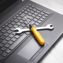 ノートパソコンのキーボードと工具(スパナ、六角レンチ)