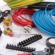 様々な色のケーブルや工具