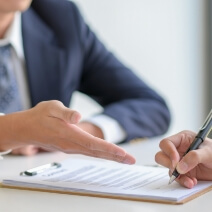 商談で契約書にサインをする様子