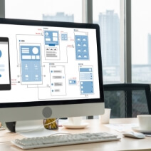 パソコンとタブレットの画面にWebサイトのデザインが表示されている