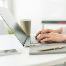 オフィスでノートパソコンを使っている女性