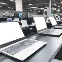 オフィスに複数台並べられた中古ノートパソコン