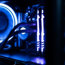 内部が青く光る高性能なデスクトップパソコン