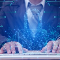 パソコンと男性の周りにネットワークの図形が広がる